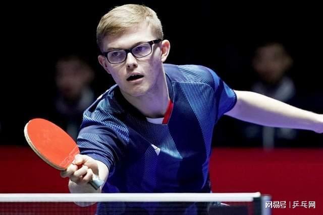 滑翔伞是一 滑翔伞是一